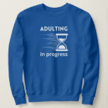 Sudadera Divertido Adulto 18th Birthday Gift idea Adulting<br><div class="desc">¿Estás luchando por encontrar el regalo perfecto para tu amigo o el cumpleaños 18 de tu ser querido? No hay más que fijarse en el hilarante diseño "Adulting in progress". Este diseño gracioso es perfecto para cualquiera que esté empezando su viaje a la edad adulta. Ya sea que se vayan...</div>