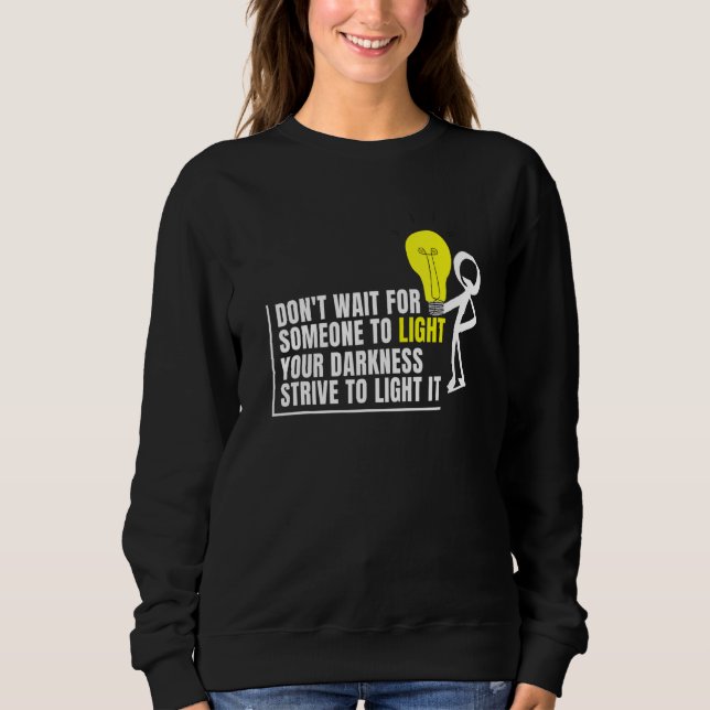 Sudadera Don't wait for someone to light your darkness. (Anverso)