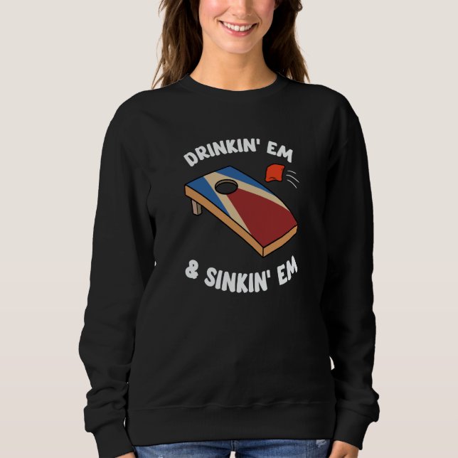 Sudadera Drinkin' Em & Sinkin' Em Bean Bag Toss Cornhole Te (Anverso)