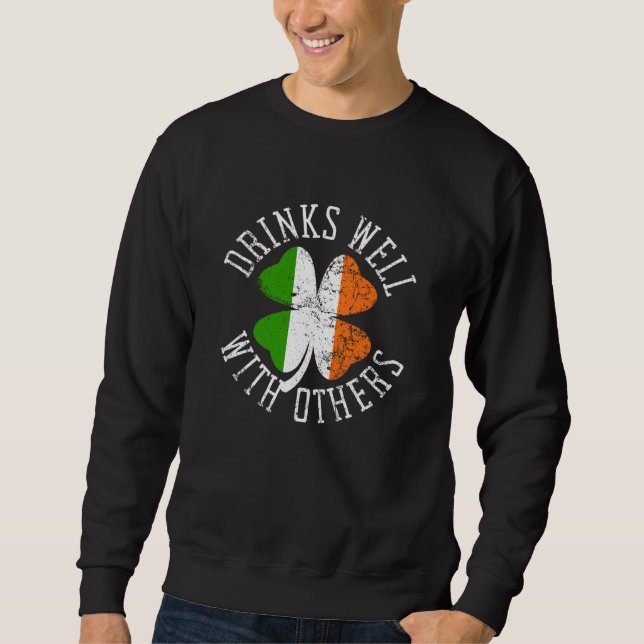 Sudadera Drinks Well With Others St Patrick s Day Drunk Bee (Anverso)