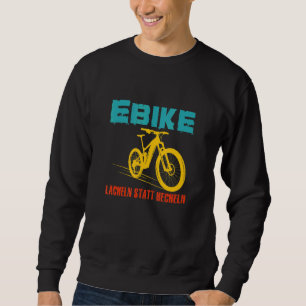 Sudadera E Sonrisa En Bicicleta En Lugar De Cantar Para El