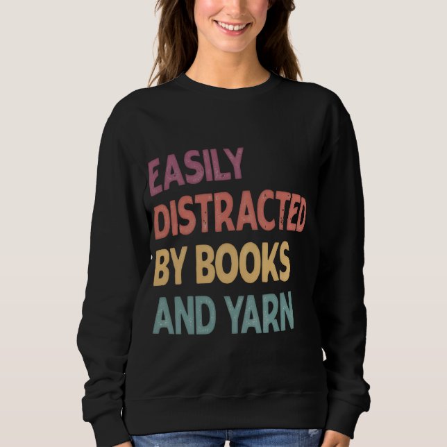 Sudadera Easily Distracted By Books and Yarn Shirt – Funny  (Anverso)