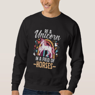 Sudadera El arcoiris de Unicornio en un campo de caballos