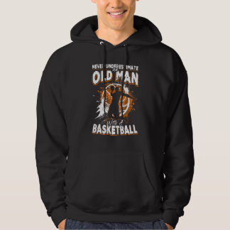 Sudadera El Baloncesto Nunca Subestima A Un Viejo Con B