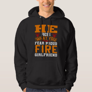 Sudadera Él Enfrenta Lo Que Tienes Miedo Novia Orgullosa Bo