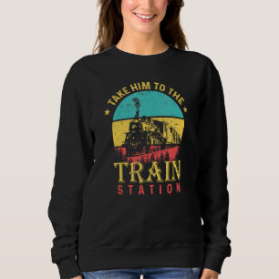 Sudadera El Estilo Vintage Lo Lleva A La Estación De Tren