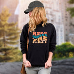 Sudadera El retro viene aquí, la fiesta de la soltera Fiest<br><div class="desc">Cute Retro Bachelorette Black SweatShirt para que los amigos de la novia se pongan durante su despedida de soltera. Texto simple que dice Aquí viene el Fiesta. La sudadera perfecta para las bestias. Ver camisas sudaderas Fiestas para la novia.</div>