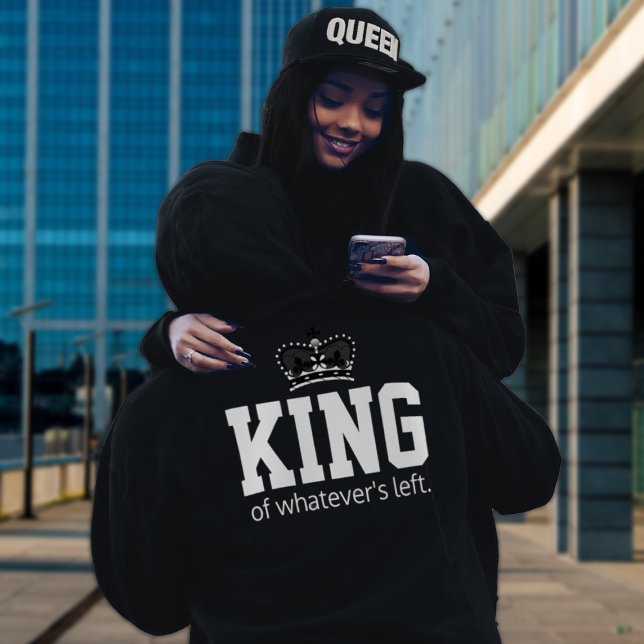 Sudadera El rey de lo que sea que quede ("Royalty in Style! Matching King & Queen Sweatshirts – Bold, Fun, and Perfect Together! hat separate)