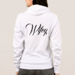Sudadera Elegante jerseta de escritura Wifey en negro<br><div class="desc">Expresa tu historia de amor con el "Camisón Wifey Black Script". Con un sofisticado diseño de guiones, esta sudadera es perfecta para aquellos que adoptan con orgullo su título de "esposas". Su suave tela negra y su atemporal estilo de fuente minimalista combinan con el confort, lo que lo convierte en...</div>