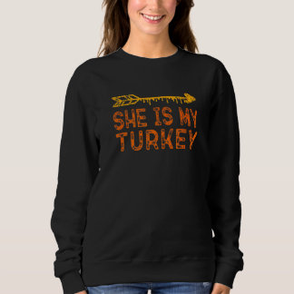 Sudadera Ella es mi pavo Parejas de Acción de Gracias Homb