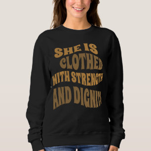 Sudadera Ella está vestida con fuerza y dignidad