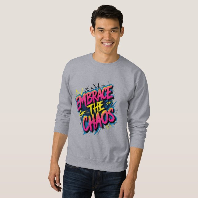 Sudadera Embrace the Chaos – Grunge Typography Quote Design (Anverso completo)