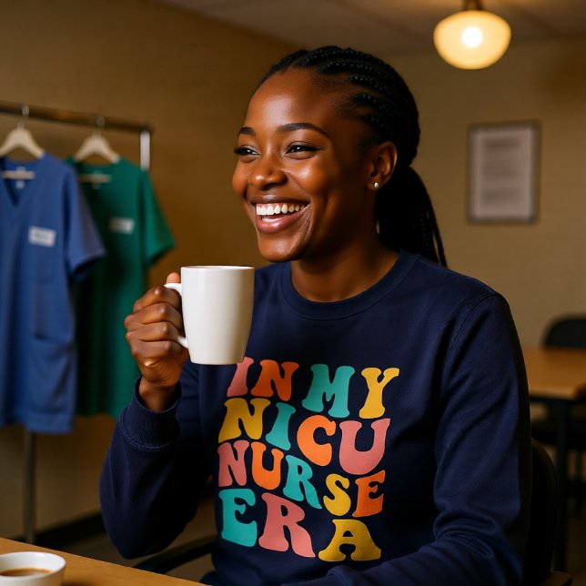 Sudadera En mi era de enfermeras de la NICU (Retro NICU Nurse Era – Neonatal Nurse Groovy Sweatshirt)