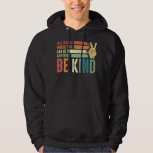 Sudadera En Un Mundo Donde Puedes Ser Algo Amable, Rótulo
