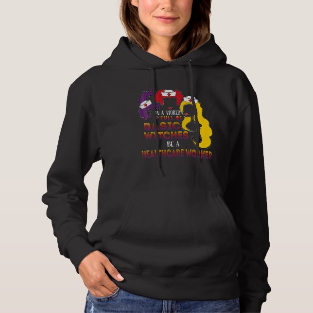 Sudadera En Un Mundo Lleno De Brujas Básicas Sé Preocupació (Anverso)