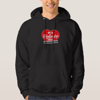 Sudadera En una relación con Babaganoshs Babaganoosh
