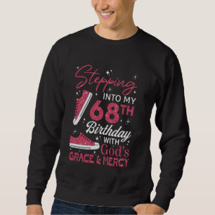 Sudadera Entrando en mi cumpleaños número 68 con la gracia