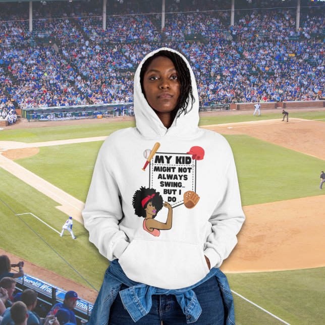 Sudadera Es gracioso que mi hija no siempre esté cantando (Trending quote: My Kid Might Not Always Swing But I Do Baseball Mom hoodie, Shop the Collection.)