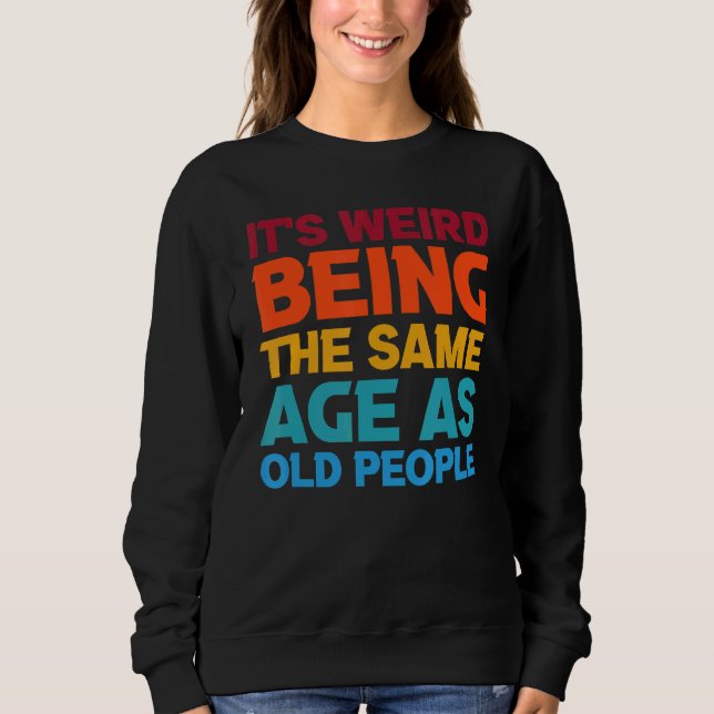 Sudadera Es Raro Ser De La Misma Edad Que Los Mayores. (Anverso)