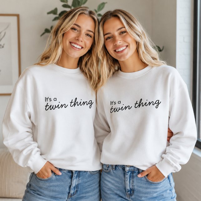 Sudadera Es una cosa gemela | Tentado moderno de correspond (Cozy matching sweatshirts for twin sisters with a cute quote design for gifts and photos.)
