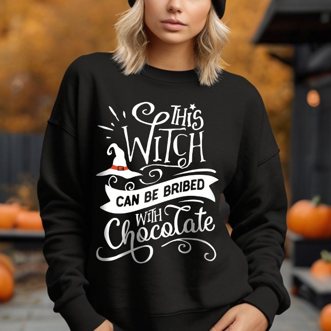 Sudadera Esta bruja puede ser sobornada Funny Halloween (Sweeten the deal with a little magic! This shirt's perfect for chocolate-loving witches like you!)