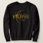 Sudadera Estado Personalizado moderno 2024 Eclipse solar to<br><div class="desc">Presentamos nuestra moderna camiseta Personalizado Eclipse Solar Total 2024 Texas Black & Gold, una elegante pieza conmemorativa para este extraño evento celestial. esta camiseta captura la elegancia y emoción del eclipse solar total. Con el año 2024 exhibido con audacia, junto con la ubicación de Texas, sirve como un recuerdo atemporal...</div>