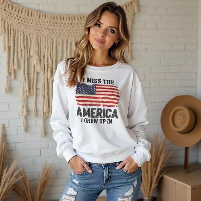 Sudadera "Extraño los Estados Unidos en los que crecí" (“I Miss the America I Grew Up In” Sweatshirt – Patriotic Vintage Flag Design)