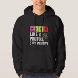 Sudadera Físico Químico Profesora Estudiante Proton Scienc<br><div class="desc">Gracioso Nerdy Science Sorpresa para un estudiante,  químico,  físico,  profesor,  científico o farmacéutico. Regalo ideal para todos los Nerds Científicos a los que les gusta experimentar o hacer un experimento en el laboratorio o laboratorio.</div>