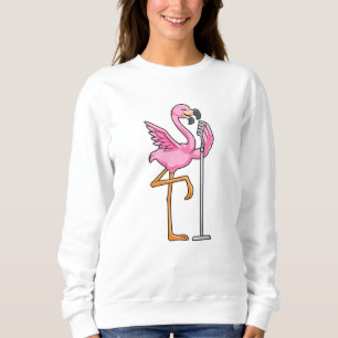 Sudadera Flamingo al cantar con micrófono