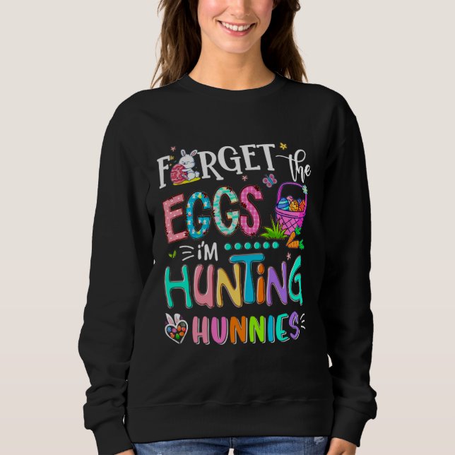 Sudadera Forget the Eggs I m Hunting Hunnies  Easter Couple (Anverso)