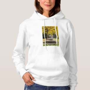 Sudadera Fuente junto a un árbol en otoño, Alemania