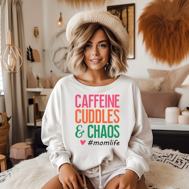 Sudadera Funny Mom Life Sweatshirt (Caffeine Cuddles & Chaos #momlife sweathsirt)