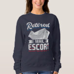 Sudadera Funny Retirada de Jubilación de Trabajador Postal<br><div class="desc">Graciosos regalos de despedida de trabajadores postales para tu compañía de cartas favorita. El diseño es moderno,  azul,  rojo y blanco con letras gráficas. El dicho sobre el diseño dice "Corredor de correo jubilado" Perfecto retraimiento de compañeros de trabajo o jefe a empleado de oficina</div>