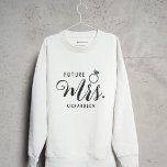 Sudadera Futura Sra. Bride, Personalizado de Regalo de Comp<br><div class="desc">Futuro Sra. Bride, sudadera de nombre personalizado Fiancé Engagement Gift. ¡Esta camisa hace un buen regalo para la futura novia brillante! Esta cómoda y elegante camiseta lleva las palabras "Future Mrs." en la parte delantera, permitiéndole mostrar orgullosamente su nuevo apellido. Lo que hace que esta sudadera sea realmente especial es...</div>