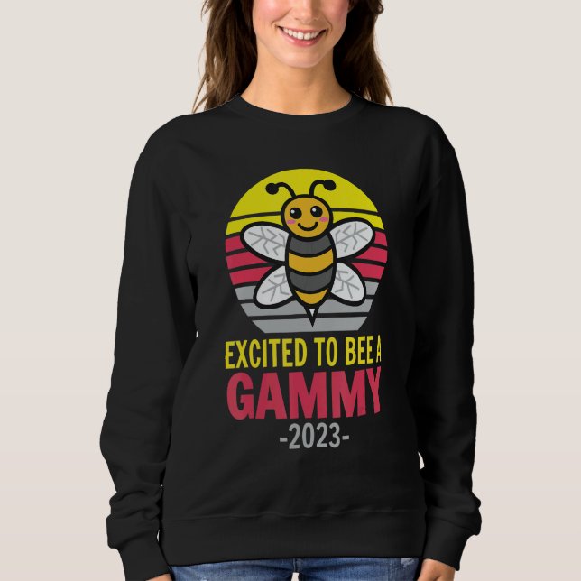 Sudadera Gammy 2023   Bee   Grandma   Excited To Be A Gammy (Anverso)
