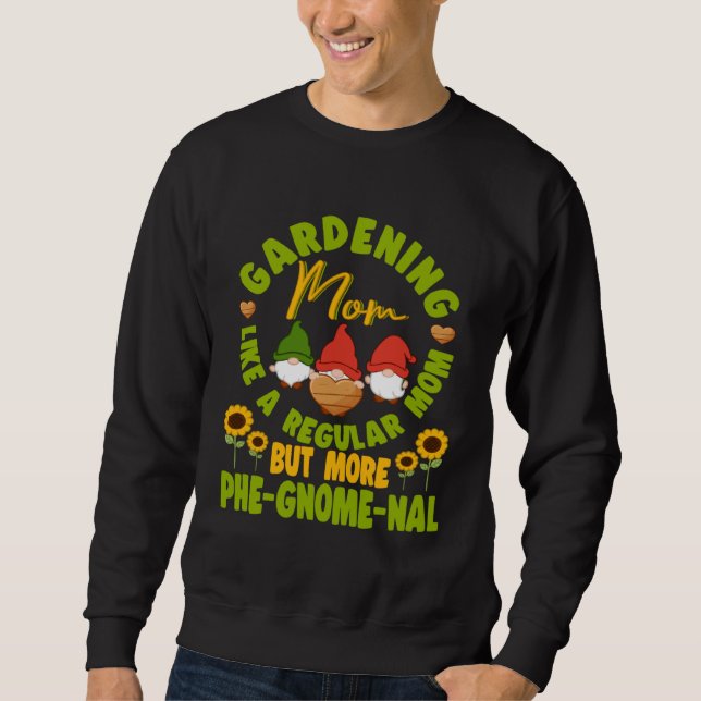 Sudadera Gardening Mom Like Regular Mom But More Phe Gnome  (Anverso)
