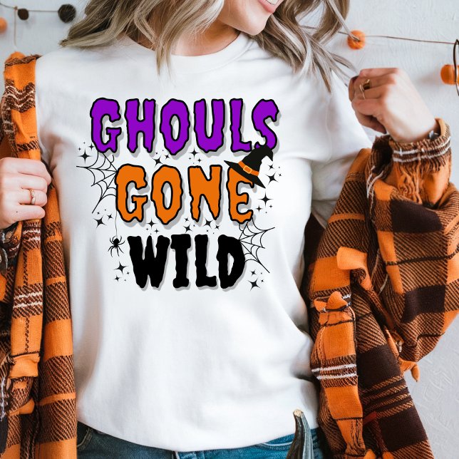 Sudadera Ghouls se volvió salvaje Halloween moderno (Women in a white sweater with Girls Gone Wild topography an orange plaid top for Halloween.)