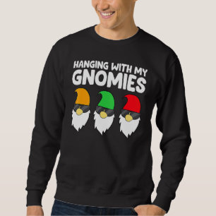 Sudadera Gnomes De Jardín Colgando Con Mis Navidades De Gno