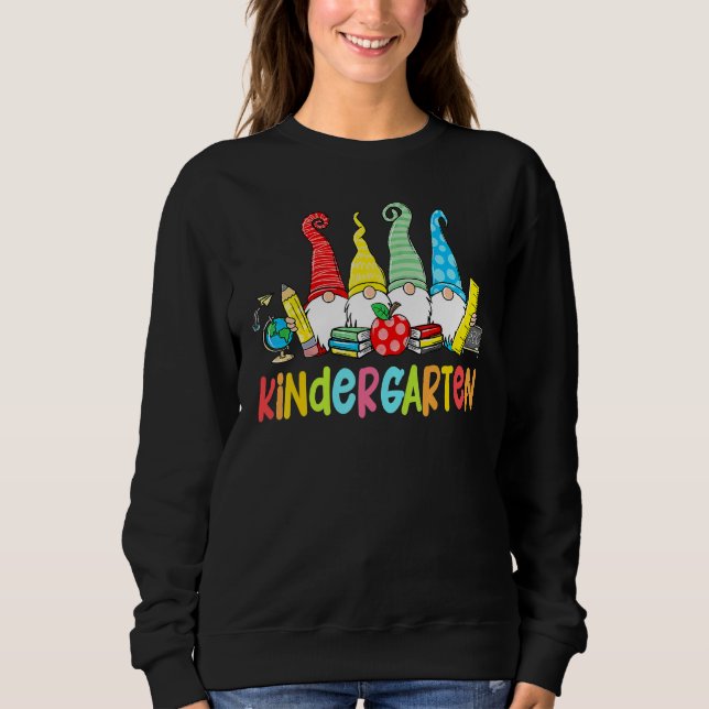 Sudadera Gnomes Kindergarten Crew First Day Teacher de vuel (Anverso)