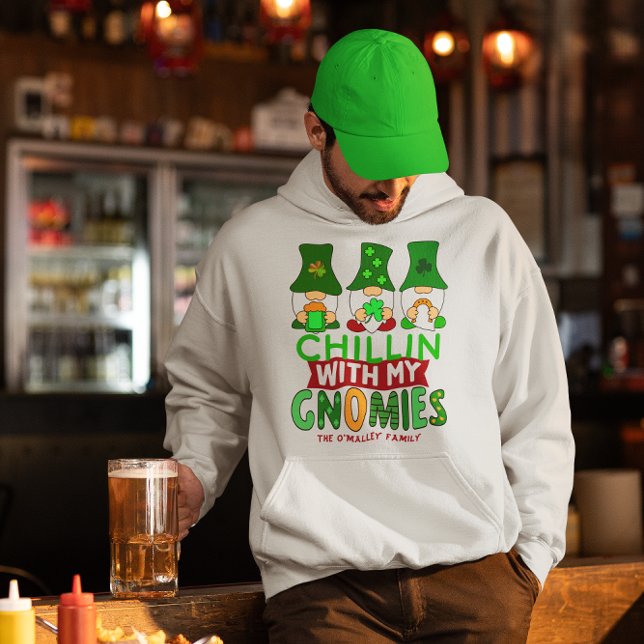 Sudadera Gracioso Chillin con Gnomies St Patricks Day (Funny Chillin with Gnomies St Patricks Day Hoodie)