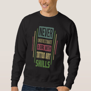 Sudadera Habilidades de tatuaje Nunca subestimes a una chic