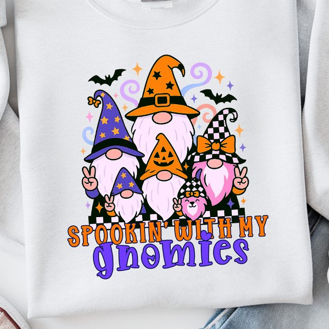 Sudadera Hablando con mis genomas: Amigos retro de Hallowee (Get festive with spookin' with my gnomies — a Halloween friends design full of humor and charm.)
