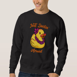 Sudadera Hawai se atrapa en torno al pato de goma