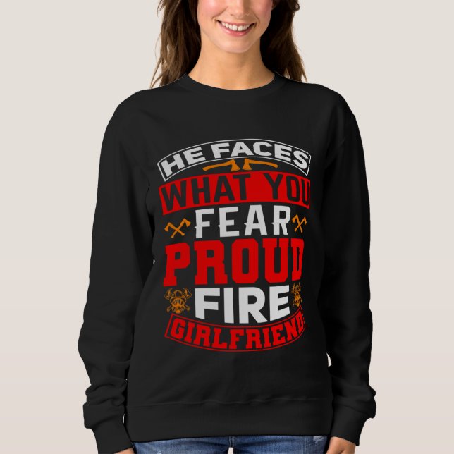 Sudadera He Faces What You Fear Proud Firefighter Girlfrien (Anverso)