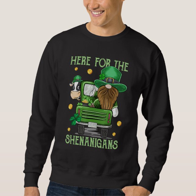 Sudadera Here For The Shenanigans Gnome Cow Cattle for St P (Anverso)