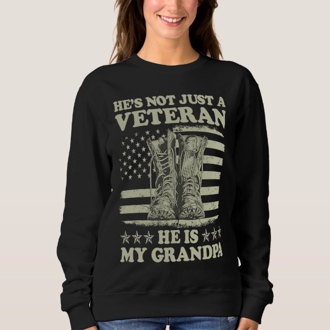 Sudadera He's Not Just A Veteran He Is My Grandpa Veterans  (Anverso)