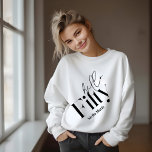 Sudadera Hola cincuenta modernos minimalista elegante cumpl<br><div class="desc">Hola cincuenta modernas tipografías minimalistas decoración simple de fiesta de 50 años en blanco y negro que favorece la ropa de sudadera a juego. Parte de una colección contemporánea.</div>