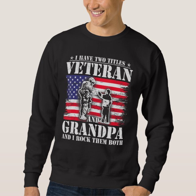 Sudadera Hombres Tengo Dos Títulos Veteranos Y Abuelos Padr (Anverso)