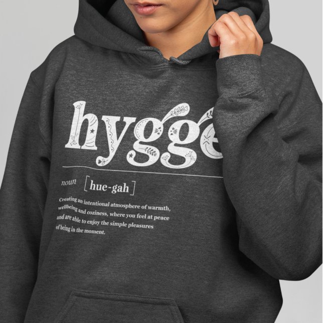 Sudadera Hygge Definition Cita Danesa Temporada Nórdica Cos (Hygge noun definition, Danish meaning quote, cozy dark gray hoodie, winter sweater weather season)