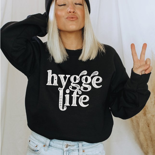 Sudadera Hygge Life Cosy Cita Danesa Tipografía Nórdica Dk (Hygge Life black holiday Sweatshirt, Danish cozy quote, minimalist, typography, Nordic, Scandinavian)